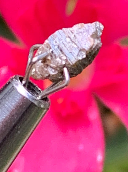 Anatase Diamantina, 8 mm x 3,3 x 3,3 - 1 gramme environ. Beau spécimen, cristaux parfois teintés de bleu (Titane) ou d’or !