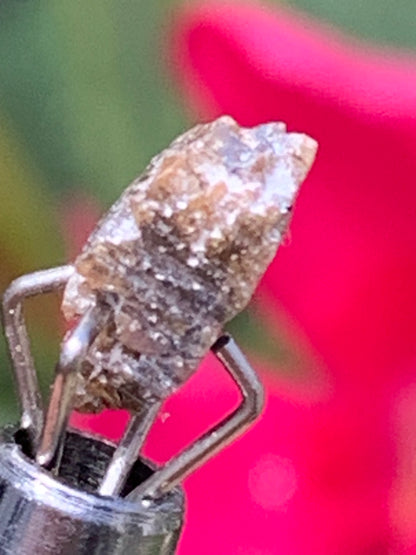 Anatase Diamantina, 8 mm x 3,3 x 3,3 - 1 gramme environ. Beau spécimen, cristaux parfois teintés de bleu (Titane) ou d’or !