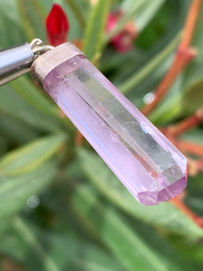 Kunzite naturelle, pendentif sertis sur Argent ! Pièce unique de 43 millimètres x9 x6. Vendu avec cordon réglable de couleur noire !