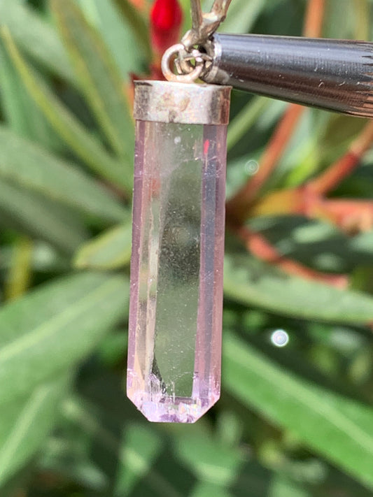 Kunzite naturelle, pendentif sertis sur Argent ! Pièce unique de 43 millimètres x9 x6. Vendu avec cordon réglable de couleur noire !