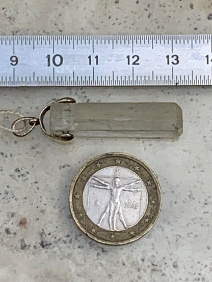 Kunzite verte, pendentif sertis sur Argent ! Pièce unique de 43 millimètres x9 de diamètre. Vendu avec cordon réglable de couleur noire !