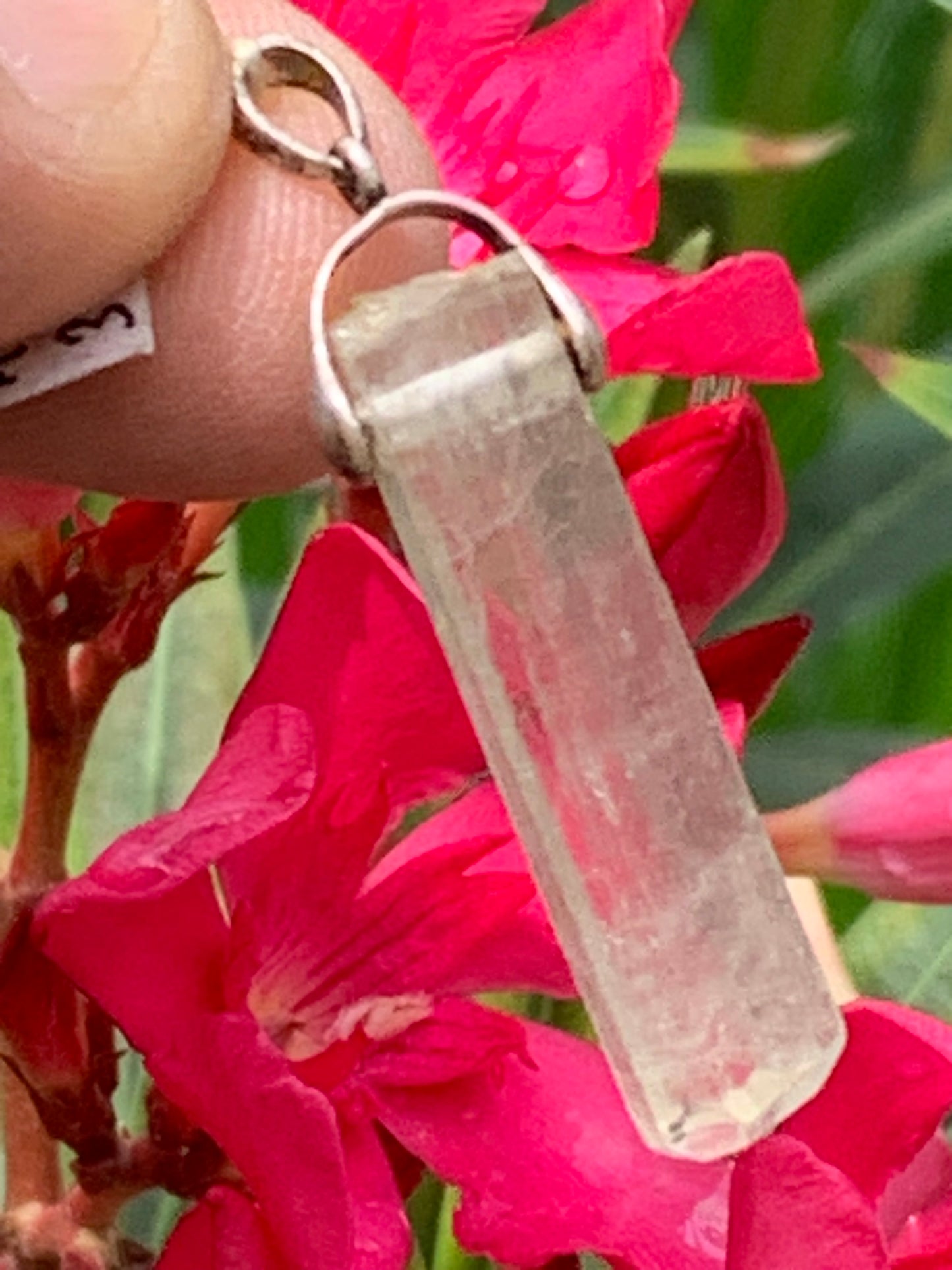 Kunzite verte, pendentif sertis sur Argent ! Pièce unique de 43 millimètres x9 de diamètre. Vendu avec cordon réglable de couleur noire !