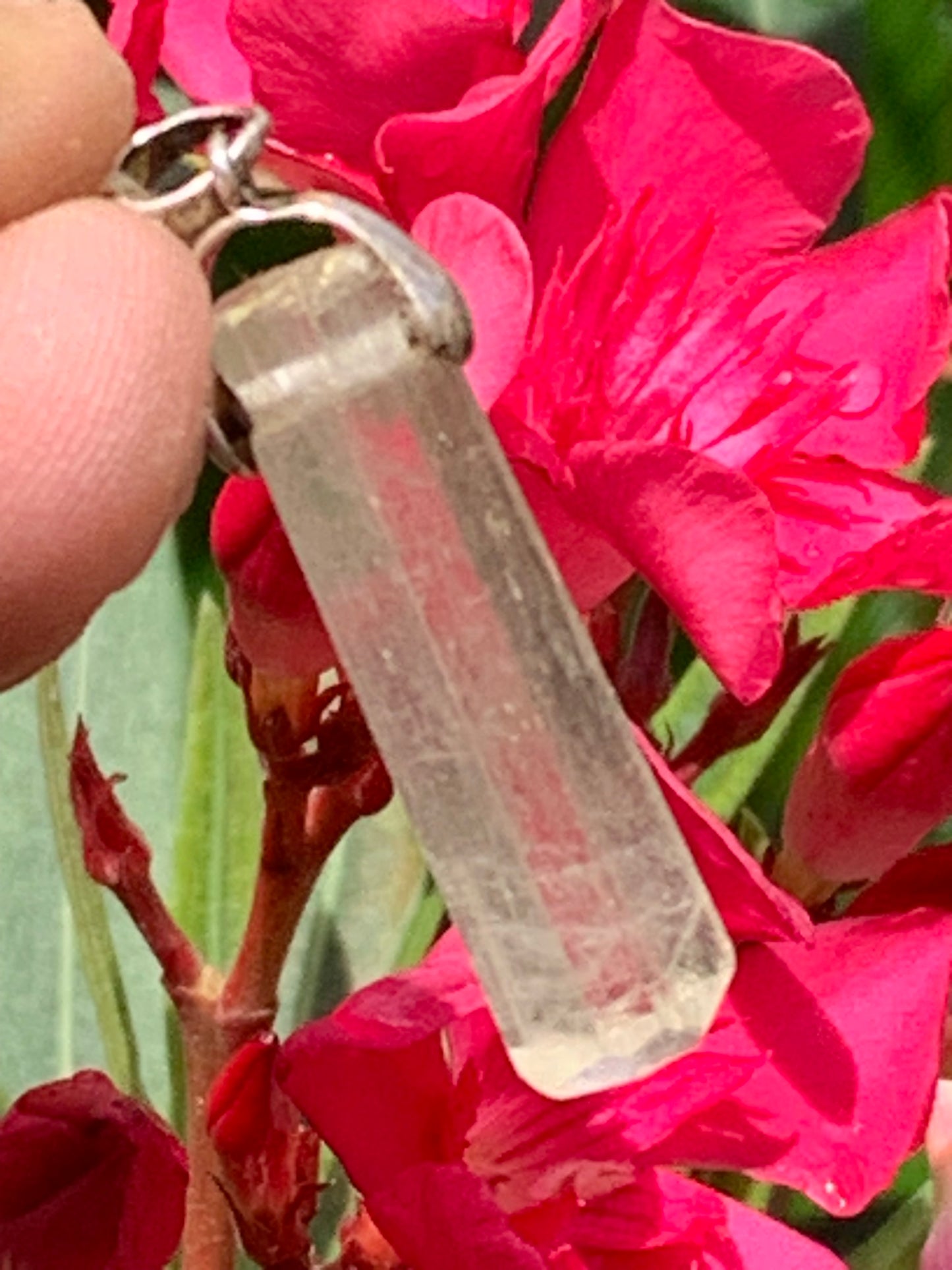 Kunzite verte, pendentif sertis sur Argent ! Pièce unique de 43 millimètres x9 de diamètre. Vendu avec cordon réglable de couleur noire !