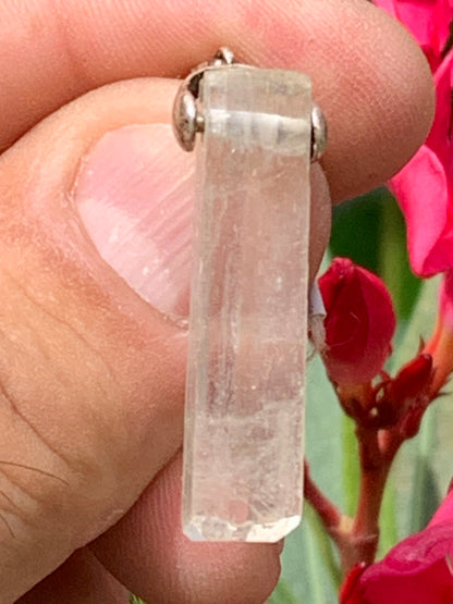 Kunzite verte, pendentif sertis sur Argent ! Pièce unique de 43 millimètres x9 de diamètre. Vendu avec cordon réglable de couleur noire !