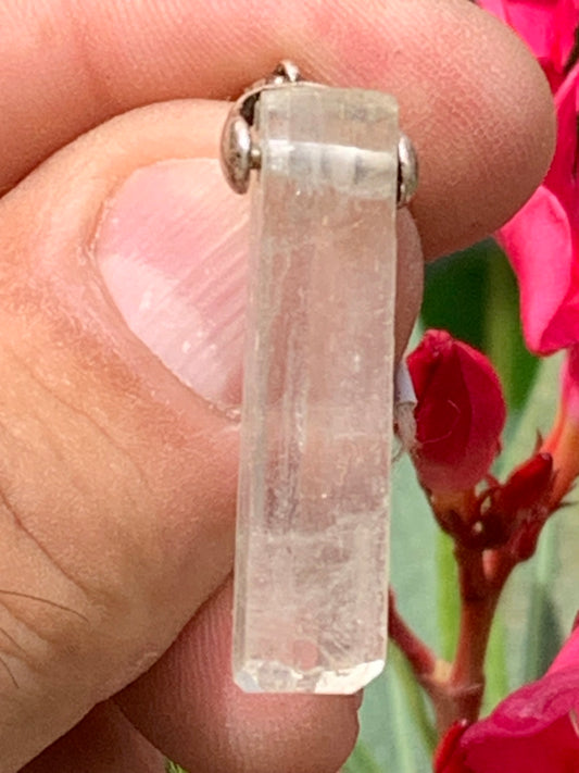 Kunzite verte, pendentif sertis sur Argent ! Pièce unique de 43 millimètres x9 de diamètre. Vendu avec cordon réglable de couleur noire !