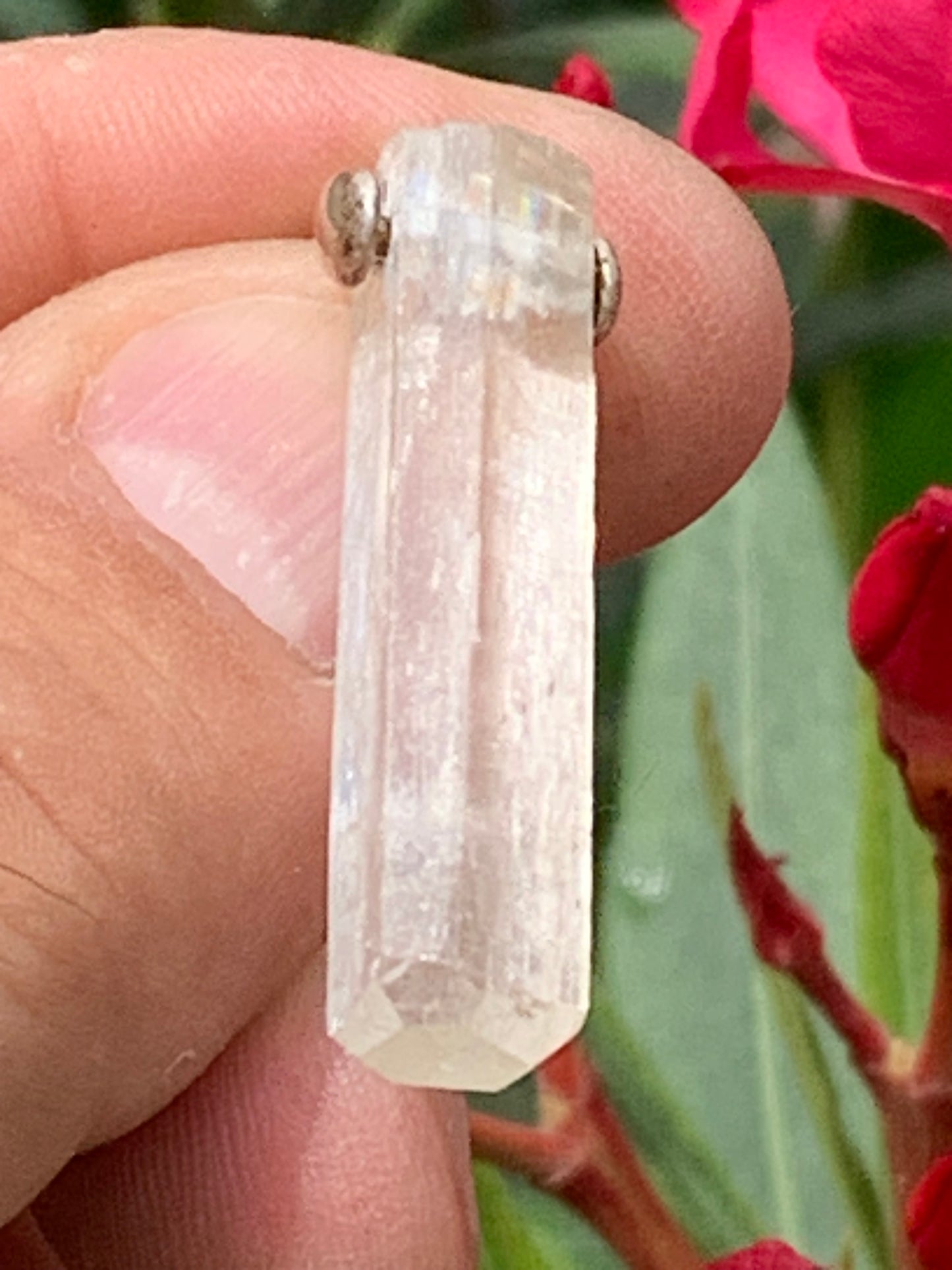 Kunzite verte, pendentif sertis sur Argent ! Pièce unique de 43 millimètres x9 de diamètre. Vendu avec cordon réglable de couleur noire !