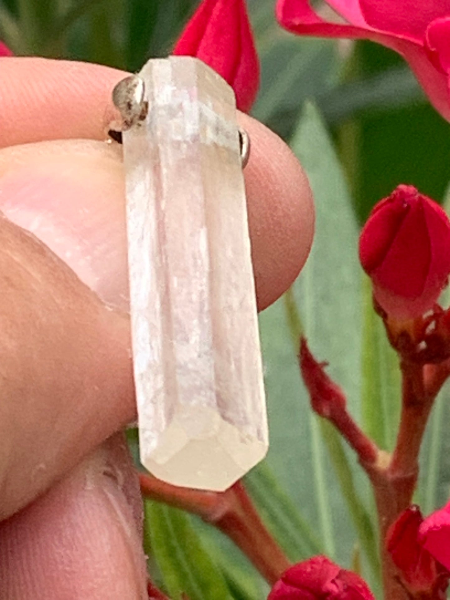 Kunzite verte, pendentif sertis sur Argent ! Pièce unique de 43 millimètres x9 de diamètre. Vendu avec cordon réglable de couleur noire !
