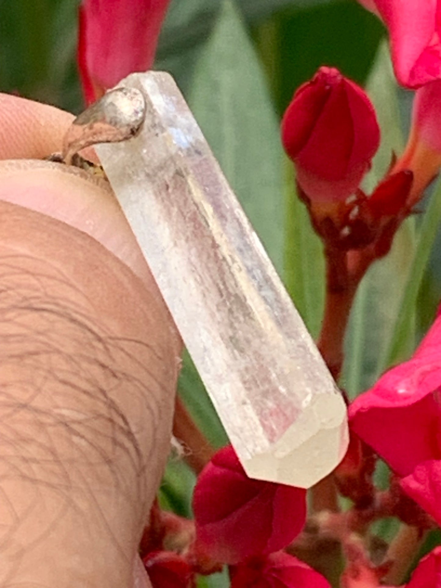 Kunzite verte, pendentif sertis sur Argent ! Pièce unique de 43 millimètres x9 de diamètre. Vendu avec cordon réglable de couleur noire !