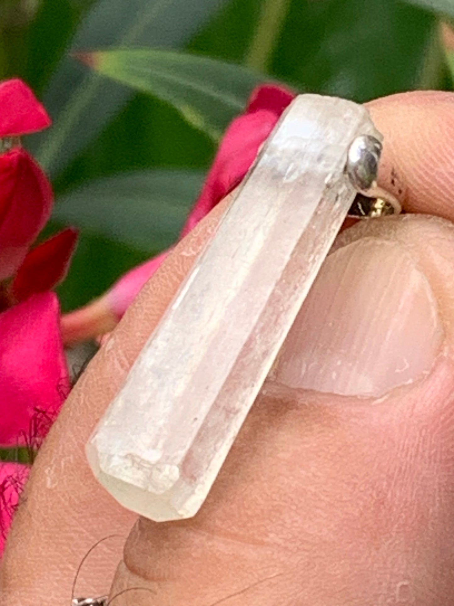 Kunzite verte, pendentif sertis sur Argent ! Pièce unique de 43 millimètres x9 de diamètre. Vendu avec cordon réglable de couleur noire !