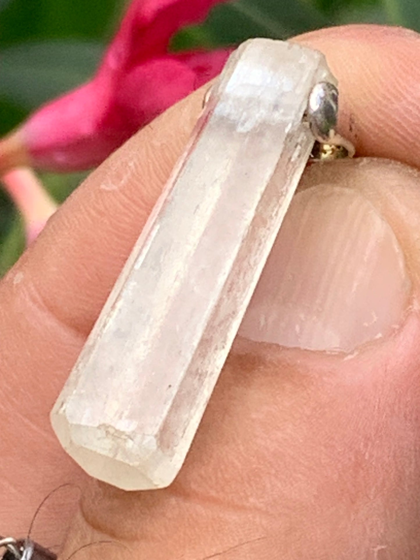 Kunzite verte, pendentif sertis sur Argent ! Pièce unique de 43 millimètres x9 de diamètre. Vendu avec cordon réglable de couleur noire !