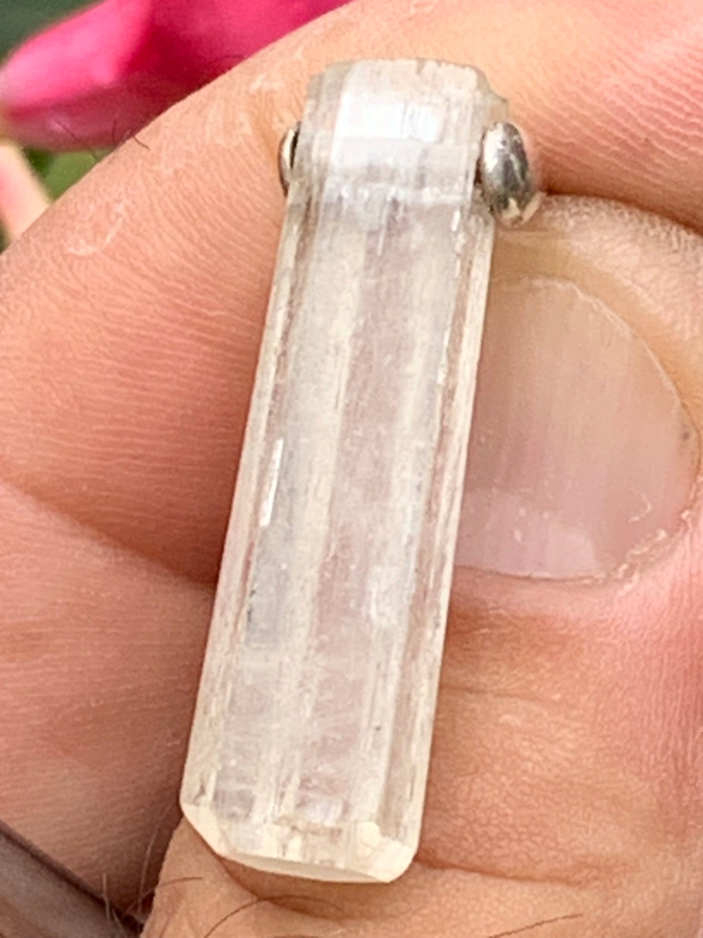 Kunzite verte, pendentif sertis sur Argent ! Pièce unique de 43 millimètres x9 de diamètre. Vendu avec cordon réglable de couleur noire !