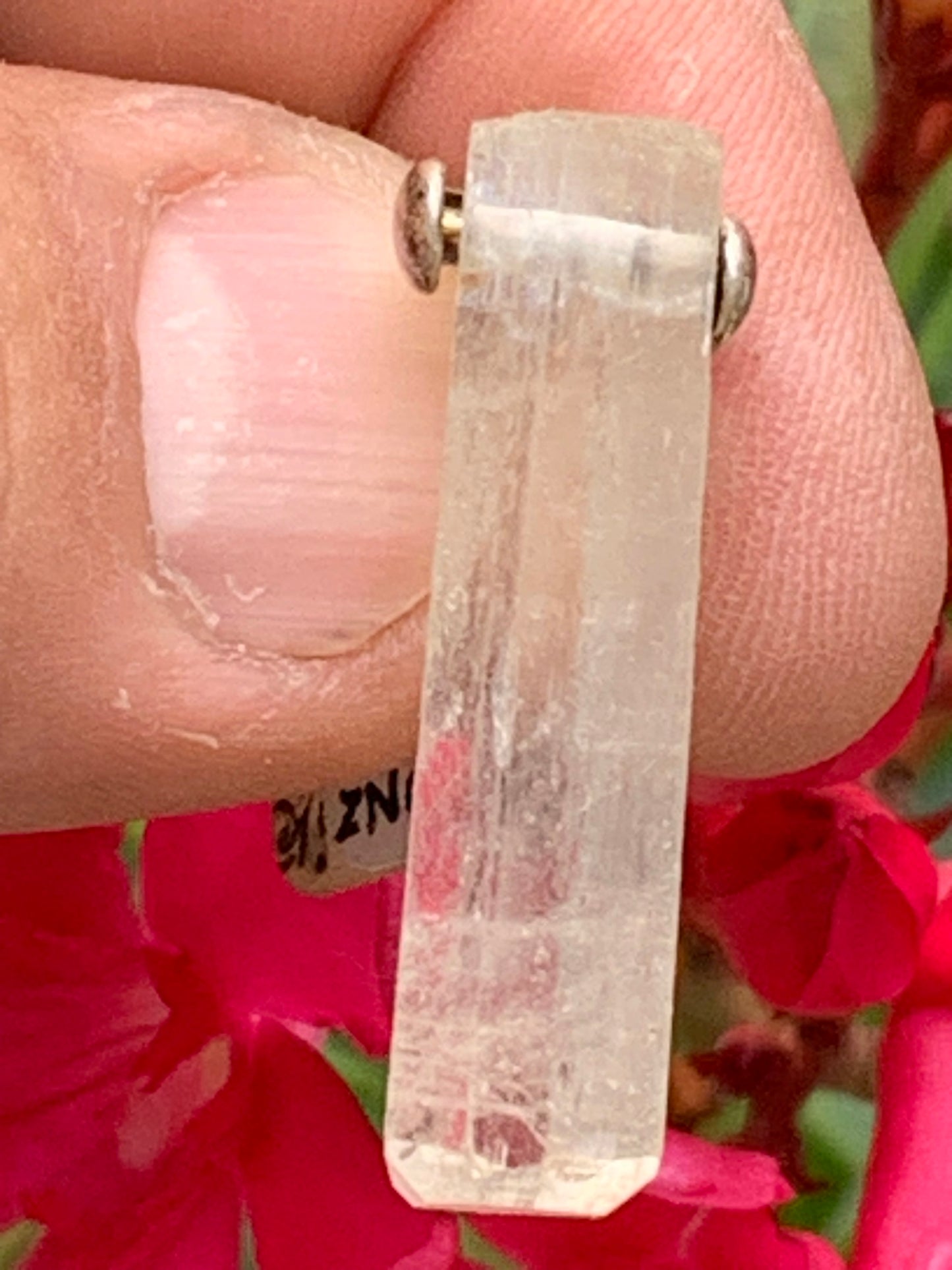 Kunzite verte, pendentif sertis sur Argent ! Pièce unique de 43 millimètres x9 de diamètre. Vendu avec cordon réglable de couleur noire !