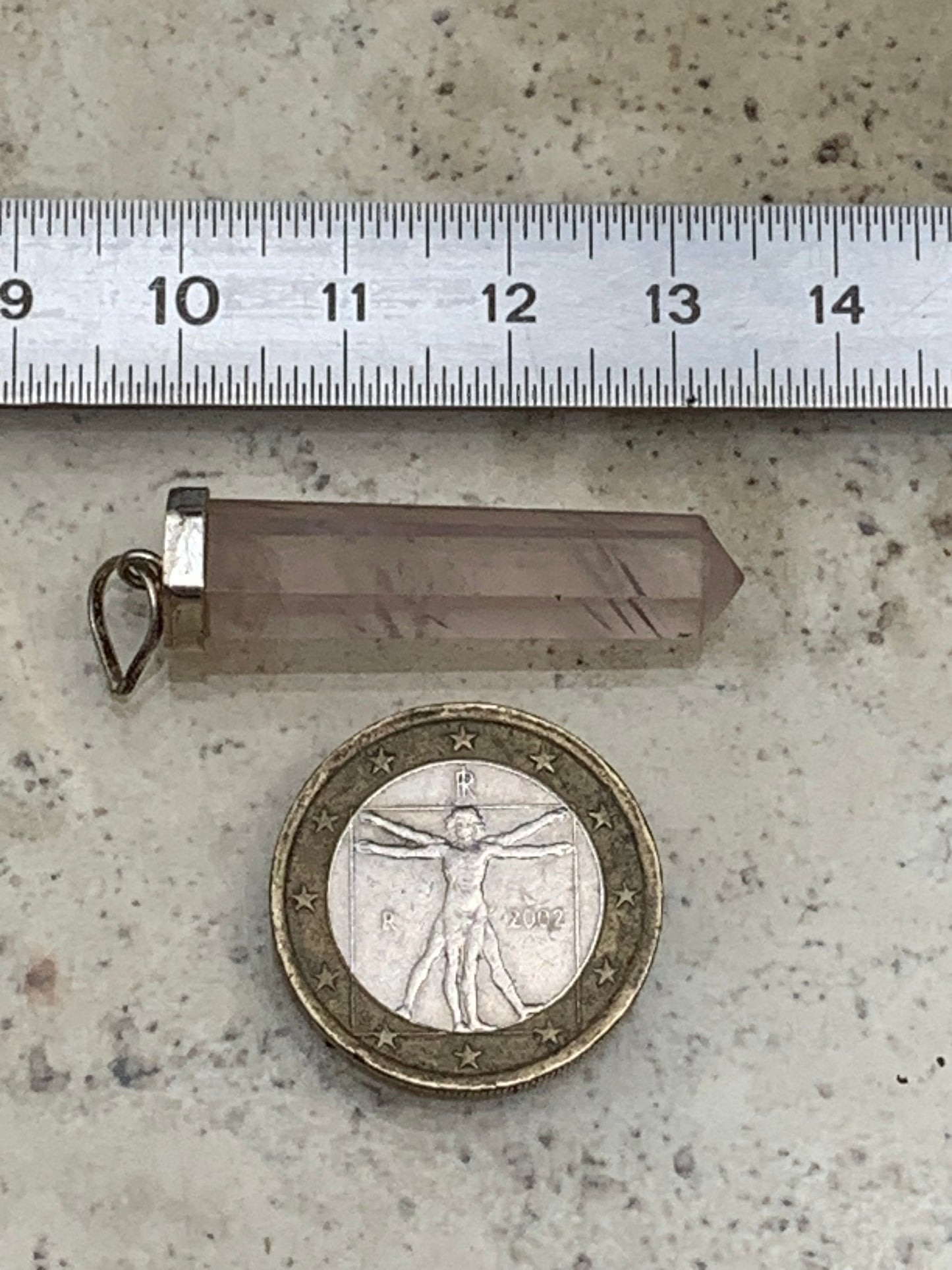 Cristal de roche/ Quartz rose ! Pendentif pointe/ laser en Argent, de 42mm de hauteur x 8 de diamètre. Vendu avec cordon réglable de couleur noire !