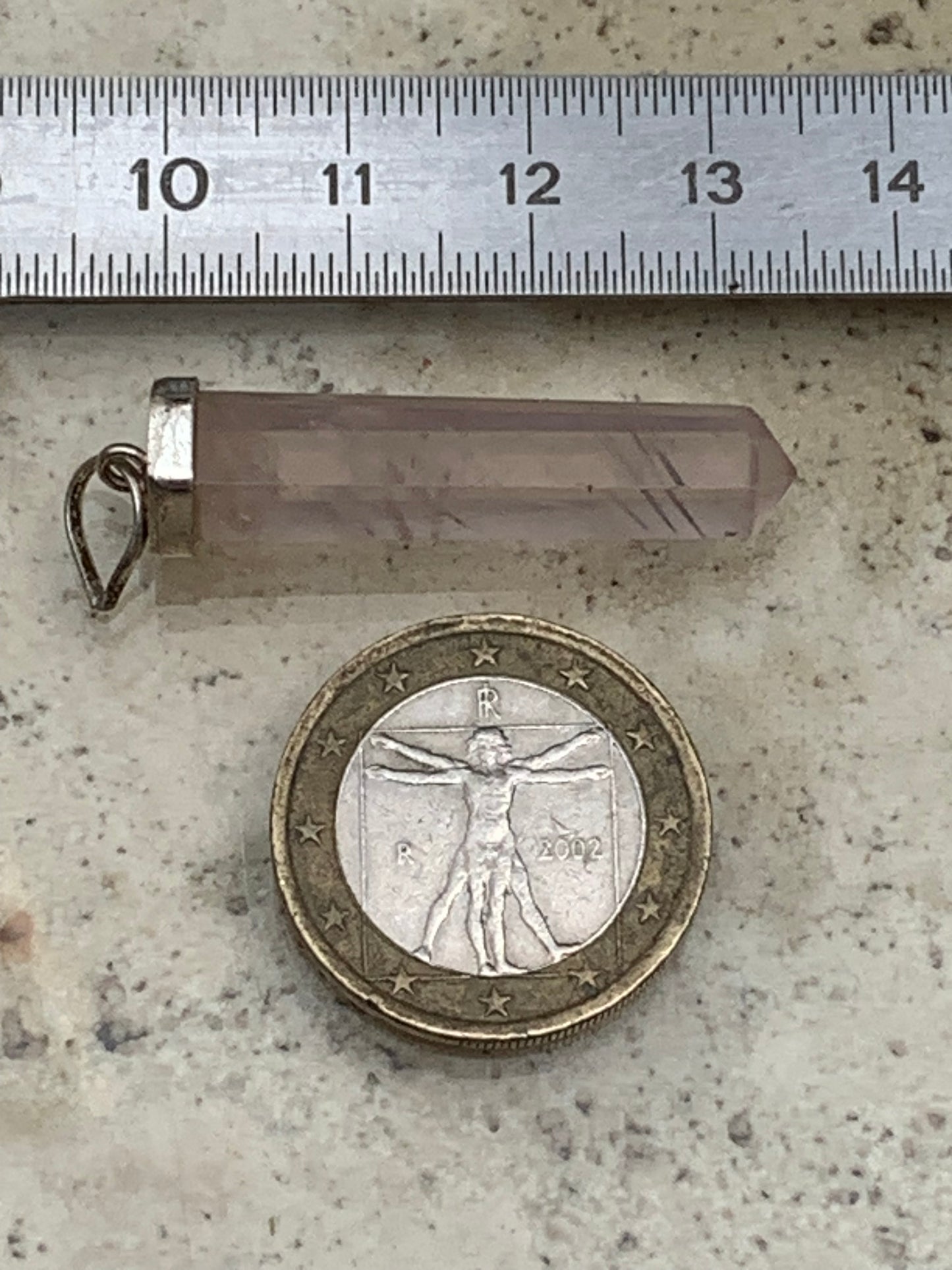 Cristal de roche/ Quartz rose ! Pendentif pointe/ laser en Argent, de 42mm de hauteur x 8 de diamètre. Vendu avec cordon réglable de couleur noire !