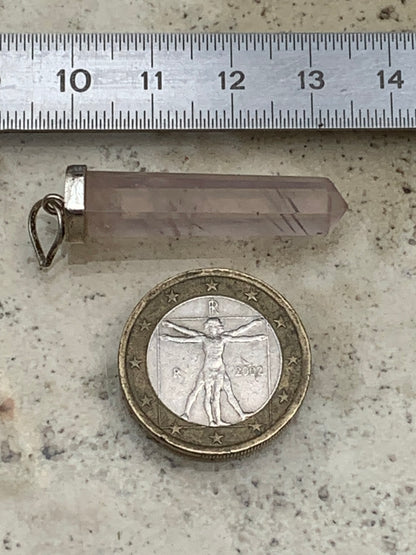 Cristal de roche/ Quartz rose ! Pendentif pointe/ laser en Argent, de 42mm de hauteur x 8 de diamètre. Vendu avec cordon réglable de couleur noire !