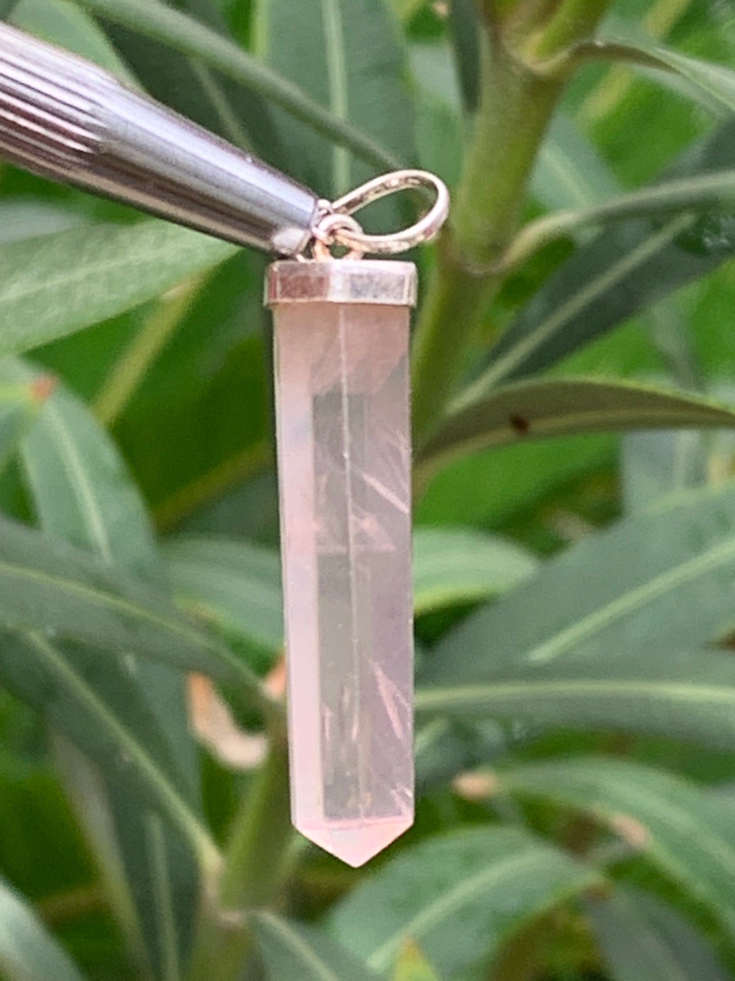 Cristal de roche/ Quartz rose ! Pendentif pointe/ laser en Argent, de 42mm de hauteur x 8 de diamètre. Vendu avec cordon réglable de couleur noire !