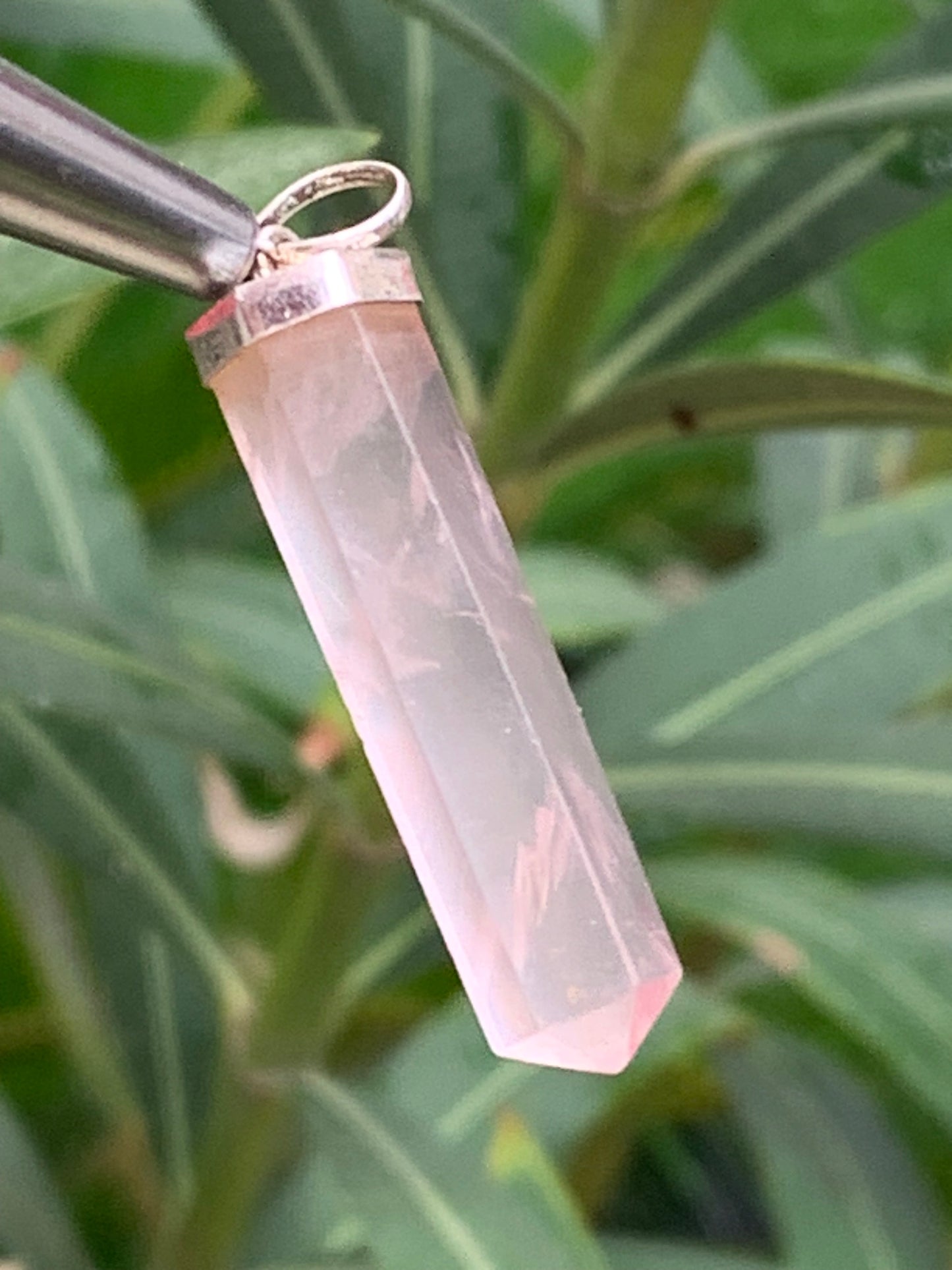 Cristal de roche/ Quartz rose ! Pendentif pointe/ laser en Argent, de 42mm de hauteur x 8 de diamètre. Vendu avec cordon réglable de couleur noire !