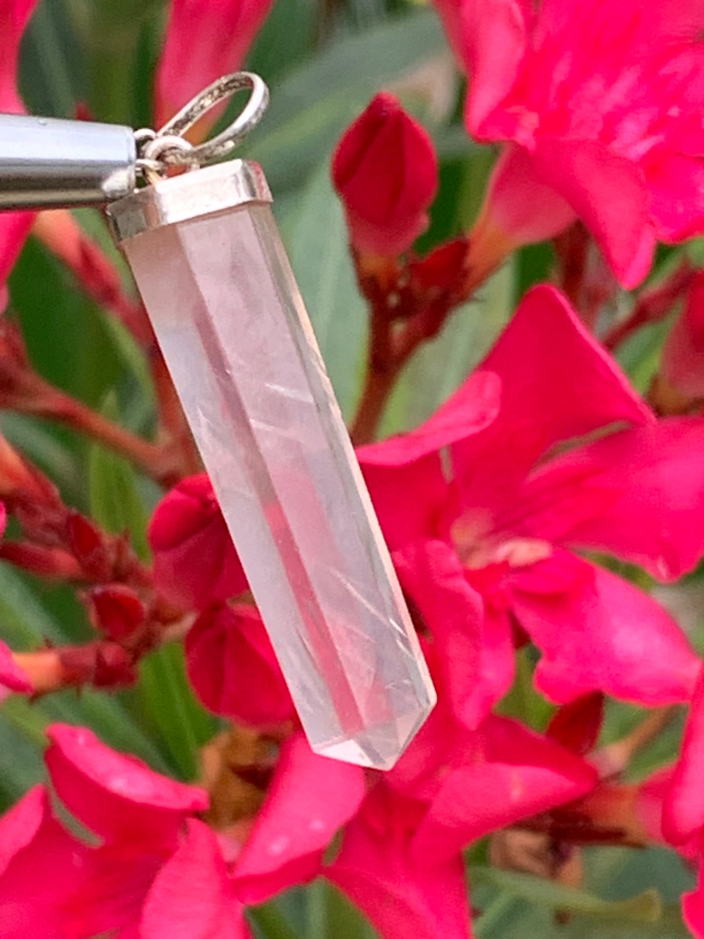 Cristal de roche/ Quartz rose ! Pendentif pointe/ laser en Argent, de 42mm de hauteur x 8 de diamètre. Vendu avec cordon réglable de couleur noire !