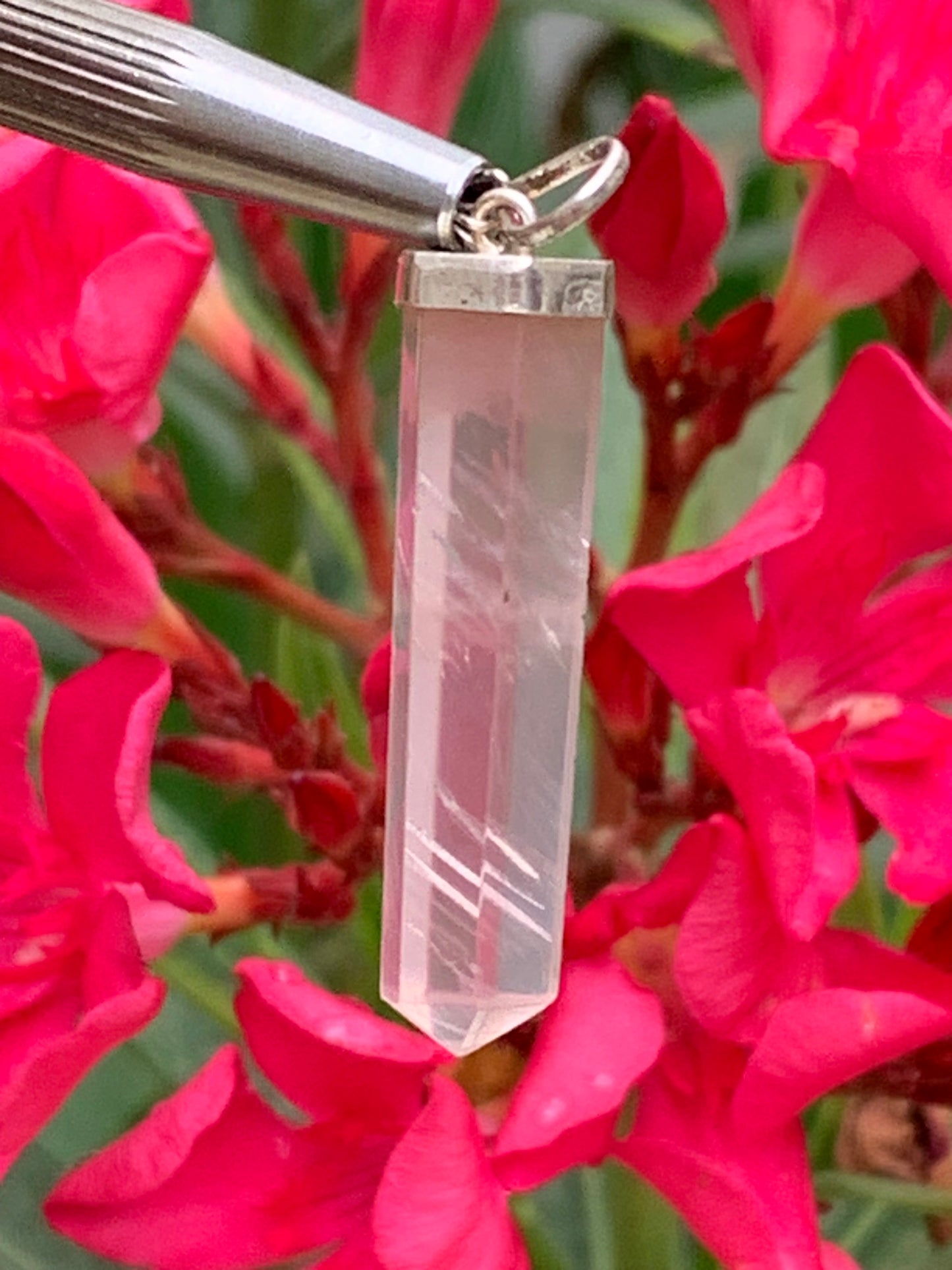 Cristal de roche/ Quartz rose ! Pendentif pointe/ laser en Argent, de 42mm de hauteur x 8 de diamètre. Vendu avec cordon réglable de couleur noire !