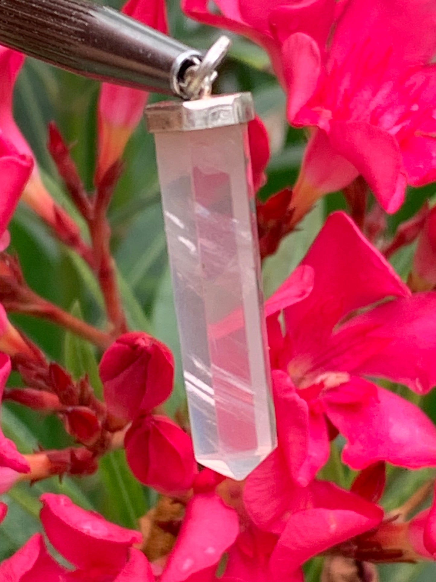 Cristal de roche/ Quartz rose ! Pendentif pointe/ laser en Argent, de 42mm de hauteur x 8 de diamètre. Vendu avec cordon réglable de couleur noire !