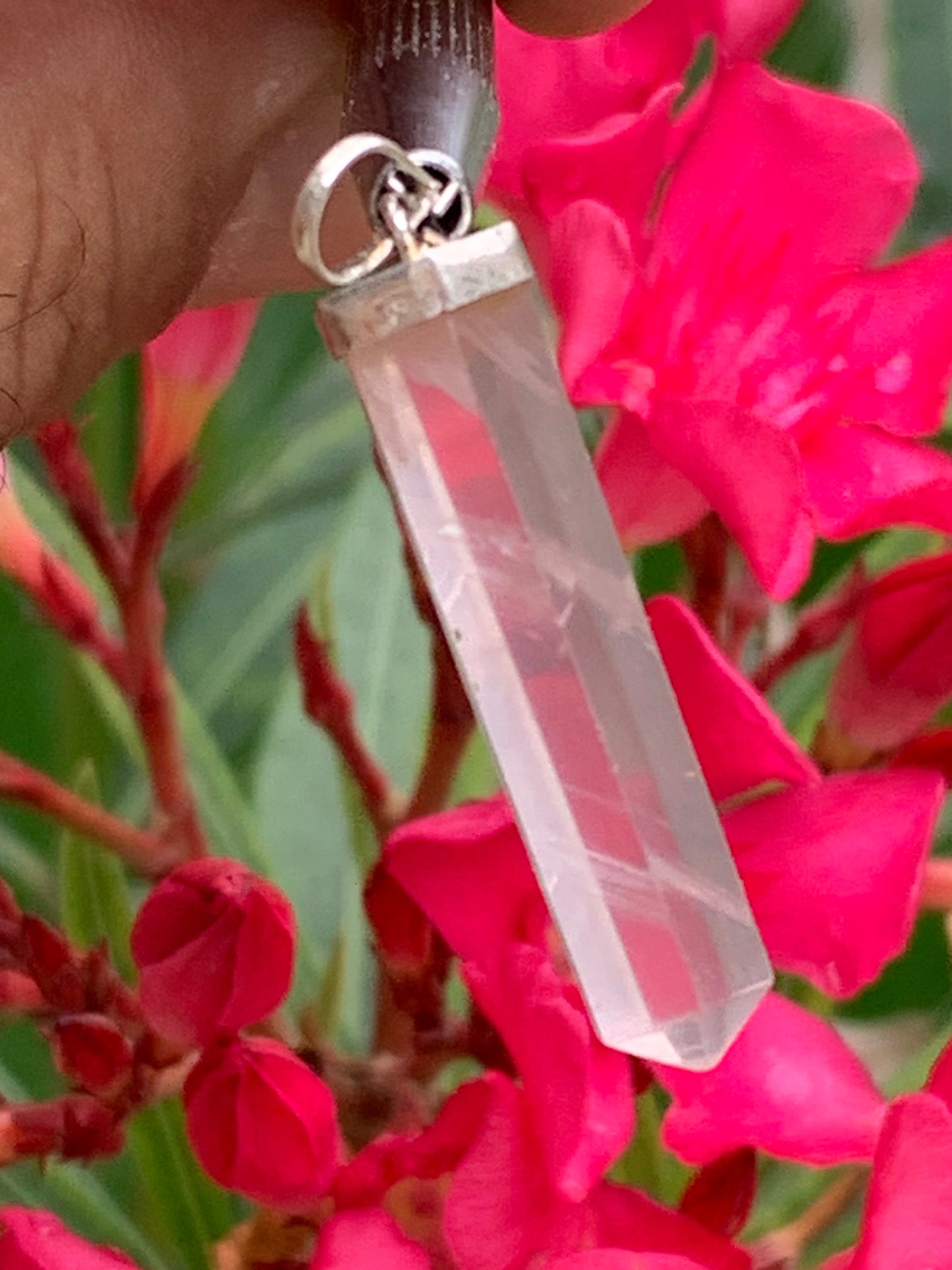 Cristal de roche/ Quartz rose ! Pendentif pointe/ laser en Argent, de 42mm de hauteur x 8 de diamètre. Vendu avec cordon réglable de couleur noire !