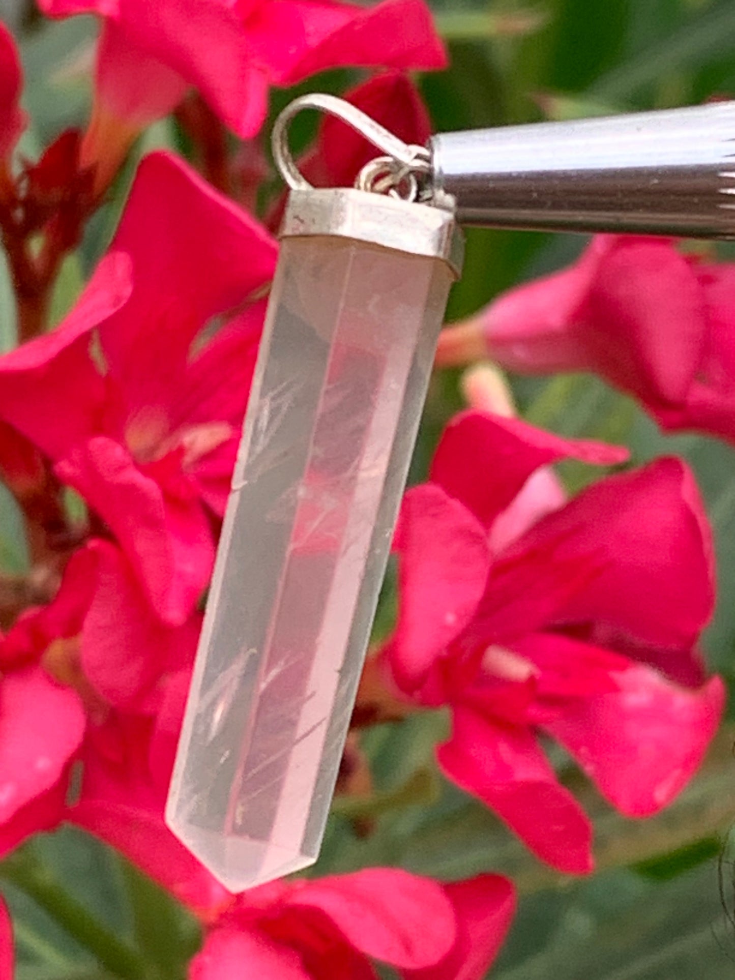 Cristal de roche/ Quartz rose ! Pendentif pointe/ laser en Argent, de 42mm de hauteur x 8 de diamètre. Vendu avec cordon réglable de couleur noire !
