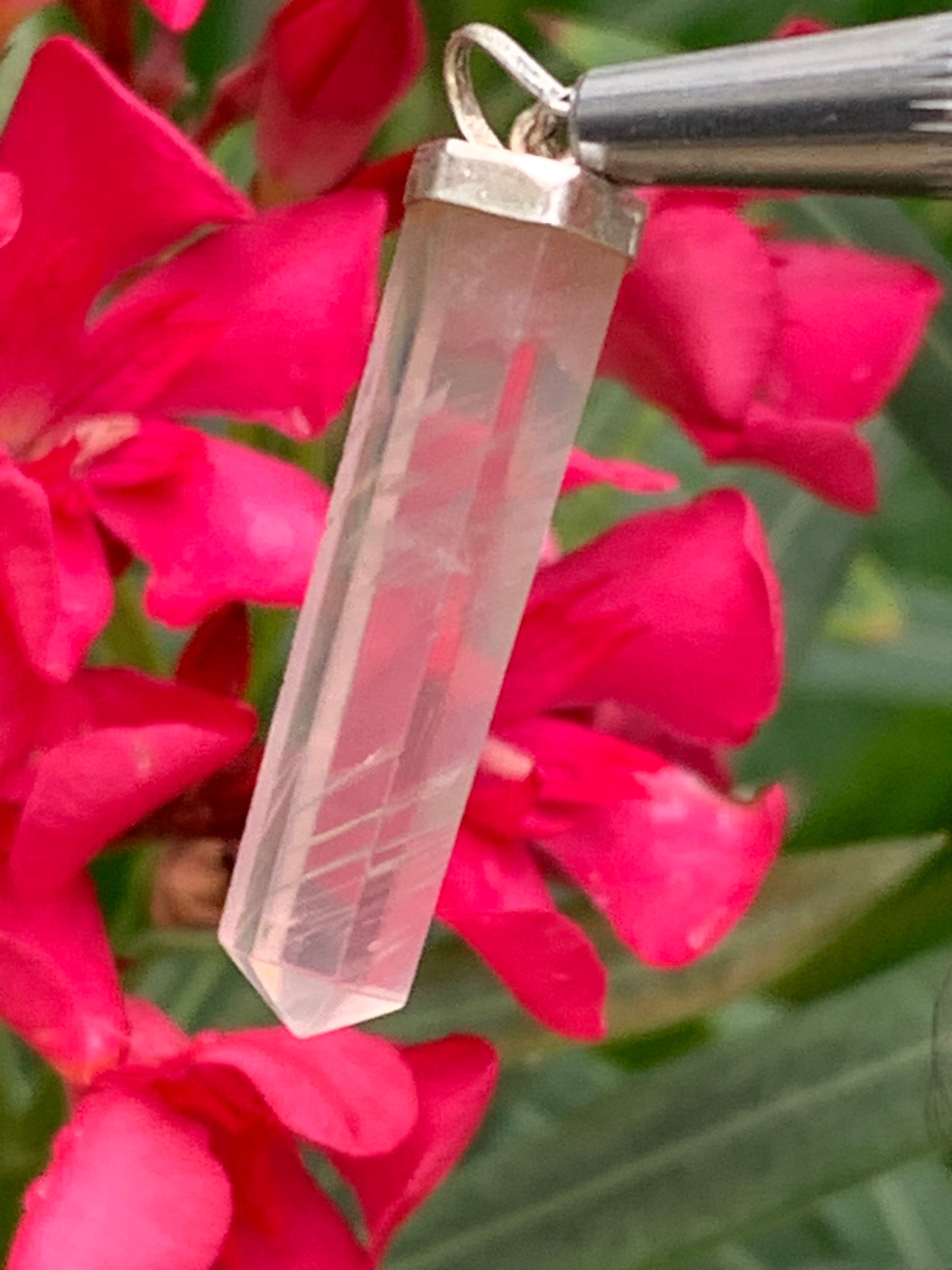 Cristal de roche/ Quartz rose ! Pendentif pointe/ laser en Argent, de 42mm de hauteur x 8 de diamètre. Vendu avec cordon réglable de couleur noire !