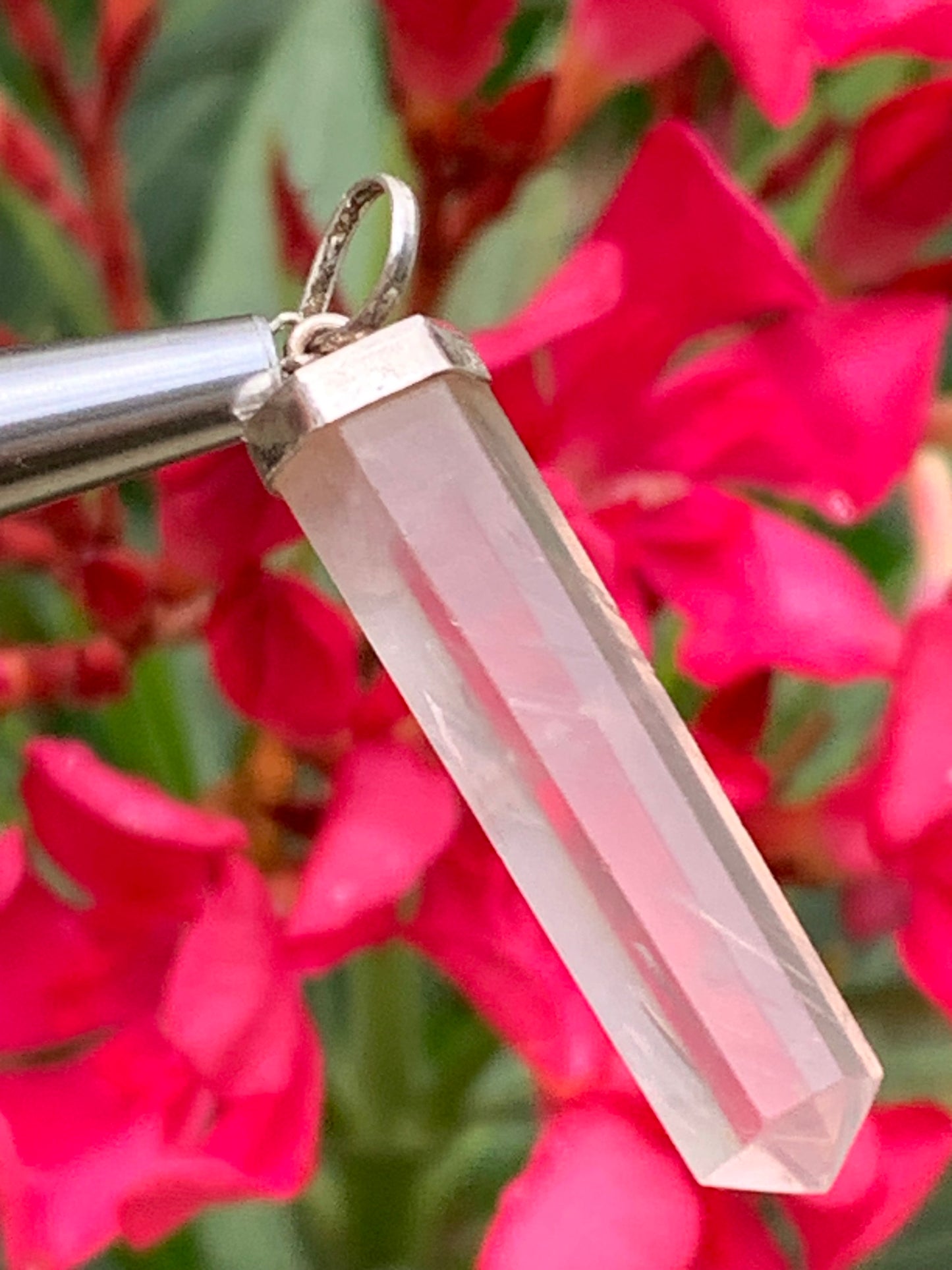 Cristal de roche/ Quartz rose ! Pendentif pointe/ laser en Argent, de 42mm de hauteur x 8 de diamètre. Vendu avec cordon réglable de couleur noire !