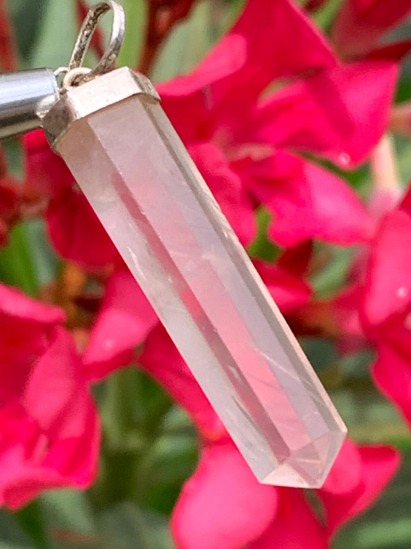 Cristal de roche/ Quartz rose ! Pendentif pointe/ laser en Argent, de 42mm de hauteur x 8 de diamètre. Vendu avec cordon réglable de couleur noire !