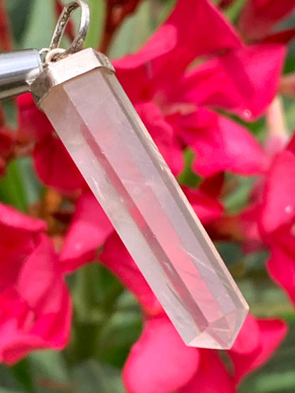 Cristal de roche/ Quartz rose ! Pendentif pointe/ laser en Argent, de 42mm de hauteur x 8 de diamètre. Vendu avec cordon réglable de couleur noire !