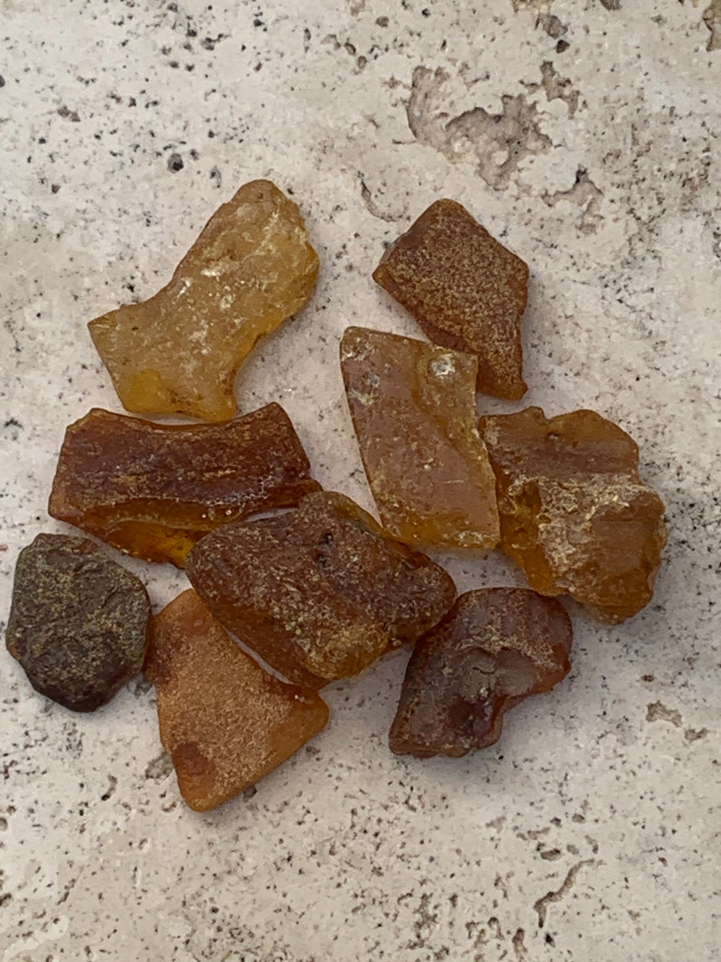 Raw amber from Lithuania, sold in 25-gram batches. Average size: 40x25x15 mm! Perfect for jewelry, collecting, and more.