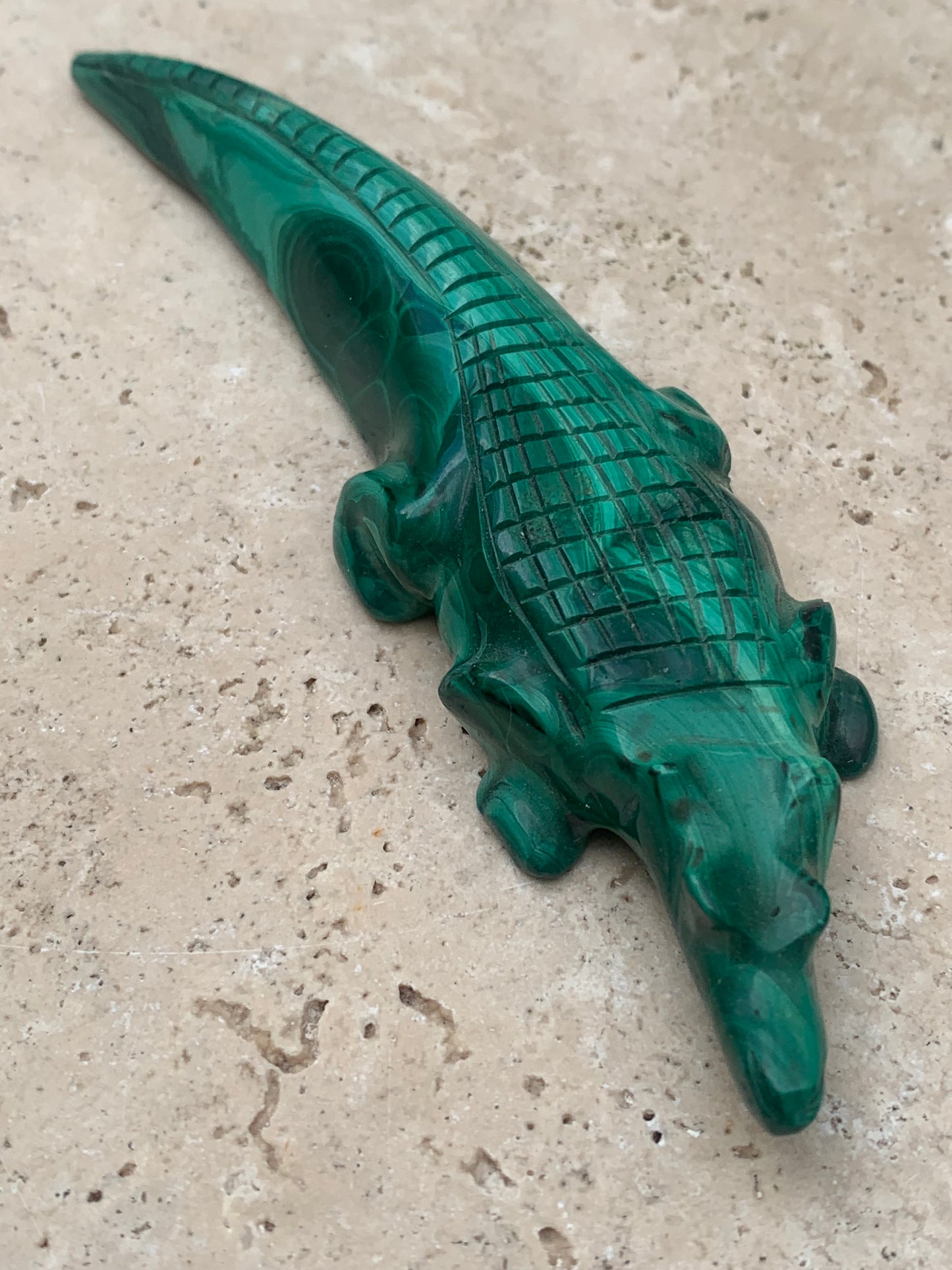 Malachite, superbe crocodile de 83,7 grammes - 122mm x 32 x 17. Parfait pour une collection, exposition, décoration ! !