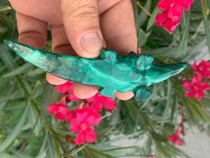 Malachite, superbe crocodile de 83,7 grammes - 122mm x 32 x 17. Parfait pour une collection, exposition, décoration ! !