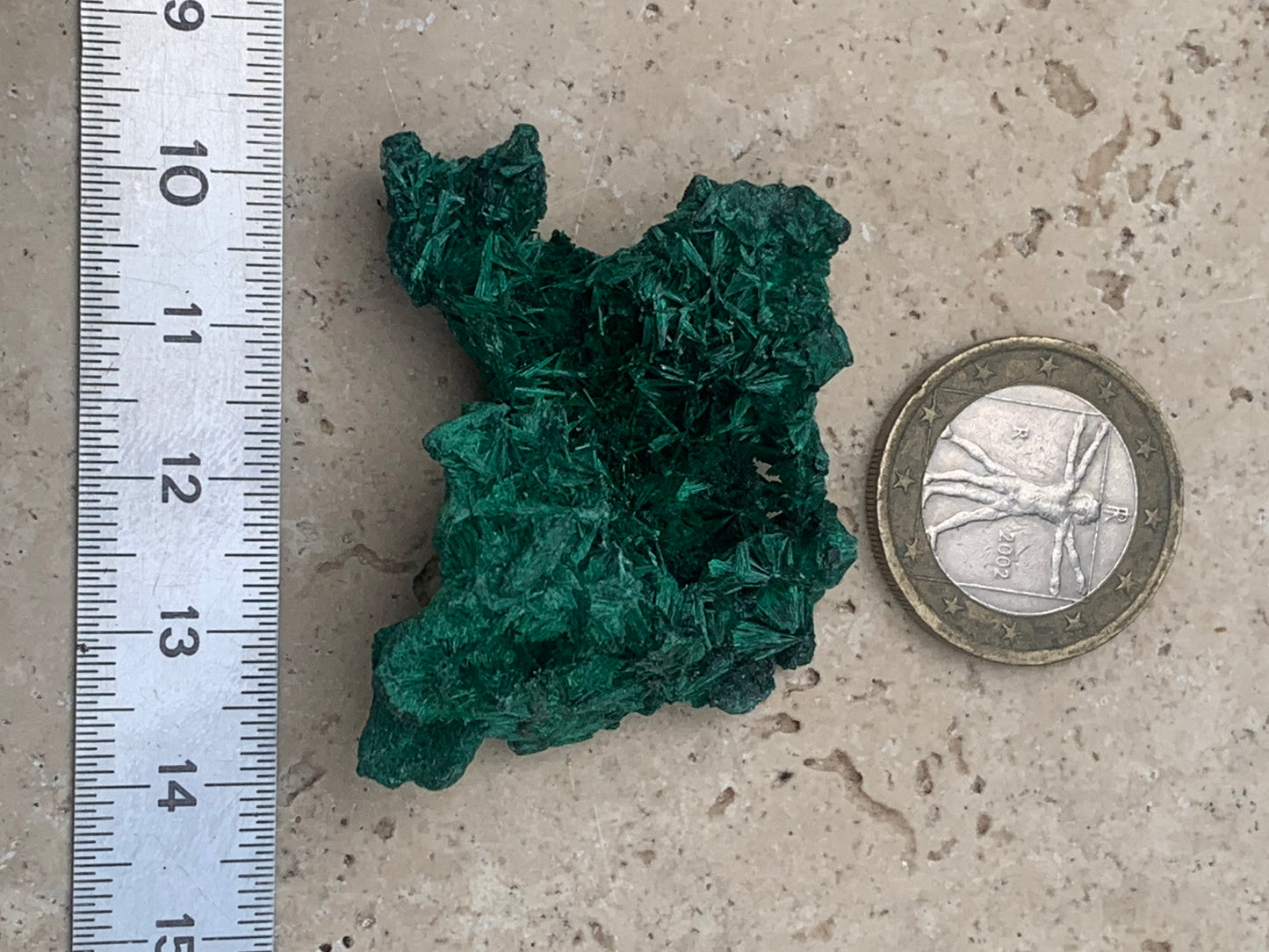 Malachite fibreuse, spécimen brut de 46mm x 46 x 27 - 17 grammes. Parfait pour une collection, exposition ou bijouterie, du velour naturel !