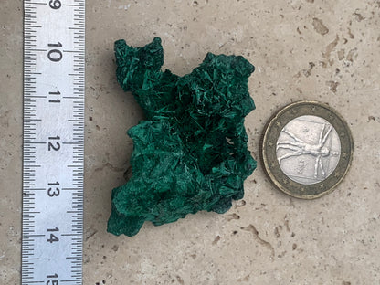 Malachite fibreuse, spécimen brut de 46mm x 46 x 27 - 17 grammes. Parfait pour une collection, exposition ou bijouterie, du velour naturel !