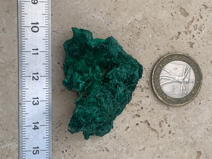 Malachite fibreuse, spécimen brut de 46mm x 46 x 27 - 17 grammes. Parfait pour une collection, exposition ou bijouterie, du velour naturel !
