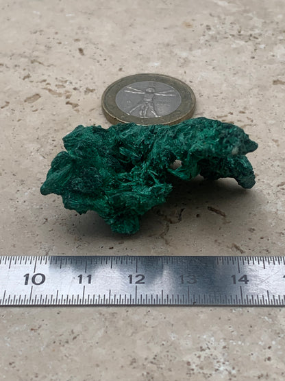 Malachite fibreuse, spécimen brut de 46mm x 46 x 27 - 17 grammes. Parfait pour une collection, exposition ou bijouterie, du velour naturel !