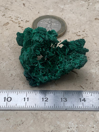 Malachite fibreuse, spécimen brut de 46mm x 46 x 27 - 17 grammes. Parfait pour une collection, exposition ou bijouterie, du velour naturel !