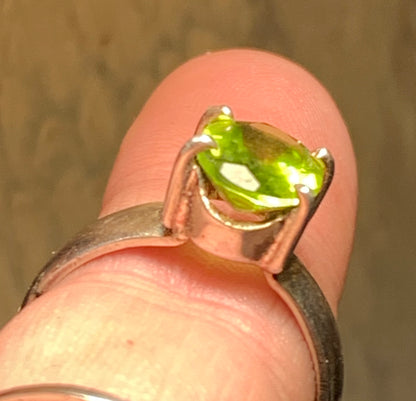 Élégante bague en 'Péridot' (pierre à facettes), sur monture en métal Argent 0.925 ! Superbe pierre, très belle réalisation. Taille 56 Fr.