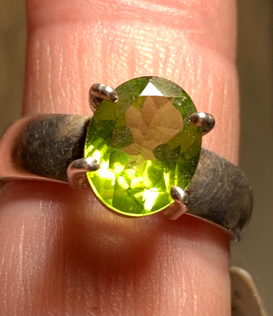 Élégante bague en 'Péridot' (pierre à facettes), sur monture en métal Argent 0.925 ! Superbe pierre, très belle réalisation. Taille 56 Fr.