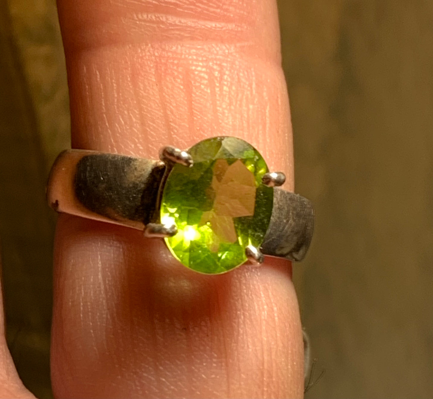 Élégante bague en 'Péridot' (pierre à facettes), sur monture en métal Argent 0.925 ! Superbe pierre, très belle réalisation. Taille 56 Fr.