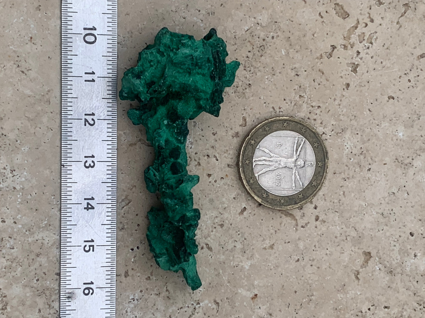 Malachite fibreuse, spécimen brut de 62mm x 27 x 24 - 17,3 grammes. Parfait pour une collection, exposition ou bijouterie, du velour naturel !
