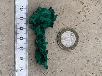 Malachite fibreuse, spécimen brut de 62mm x 27 x 24 - 17,3 grammes. Parfait pour une collection, exposition ou bijouterie, du velour naturel !