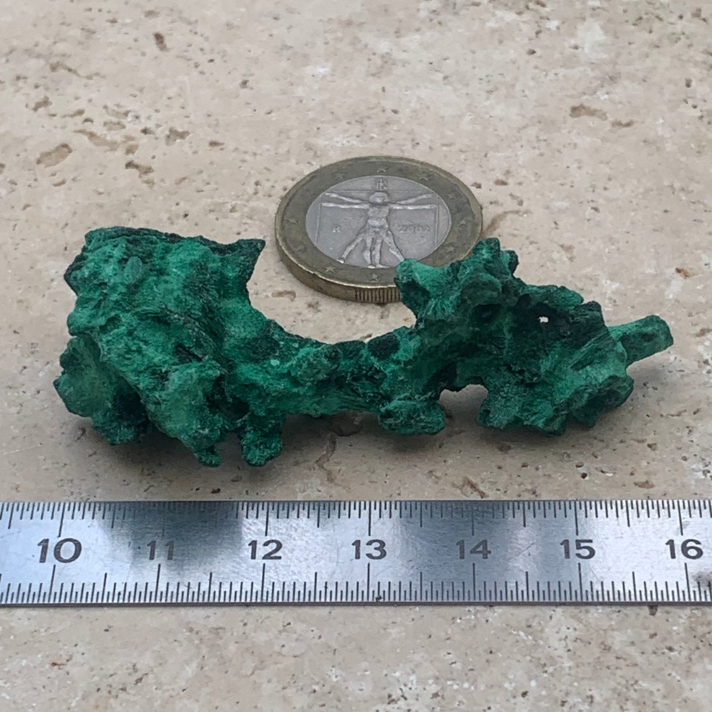 Malachite fibreuse, spécimen brut de 62mm x 27 x 24 - 17,3 grammes. Parfait pour une collection, exposition ou bijouterie, du velour naturel !