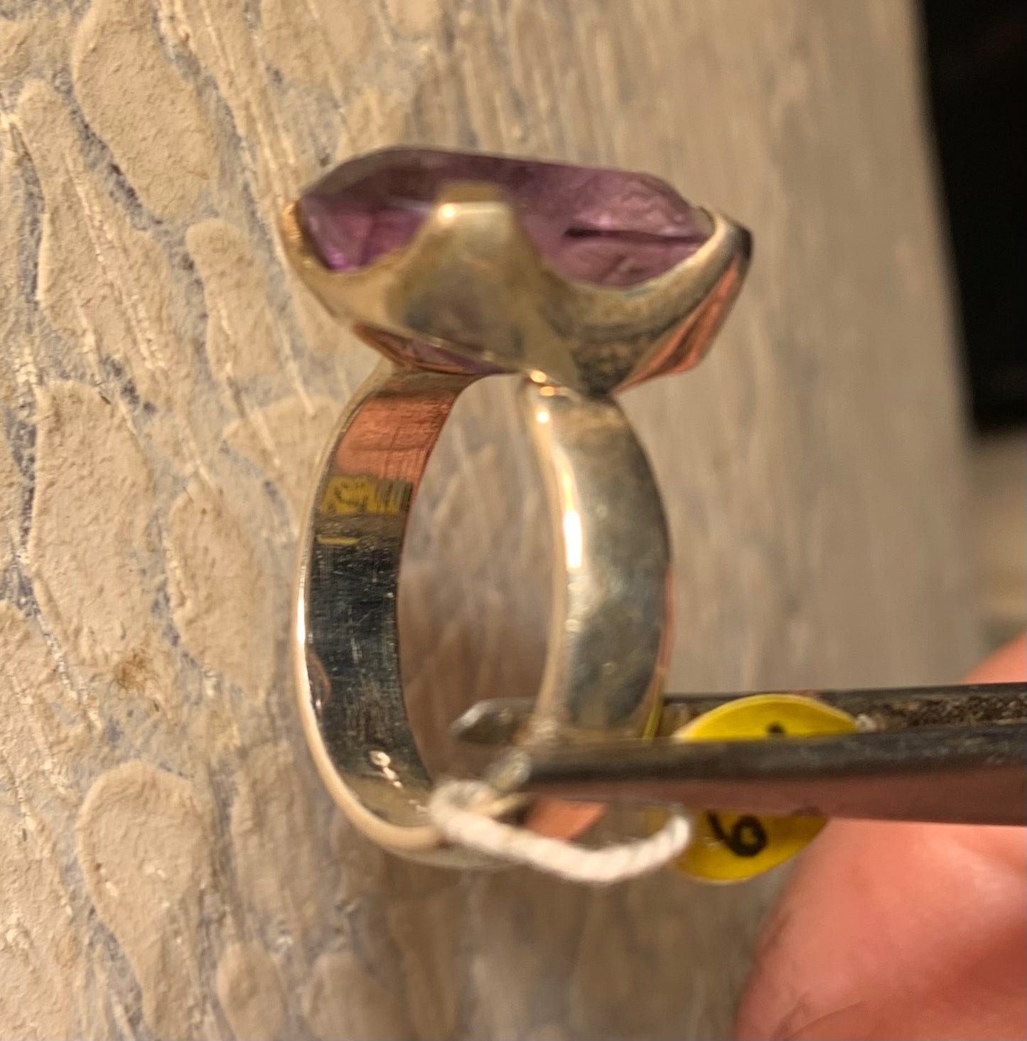Superbe bague en Améthyste (pierre à facettes), sur monture en métal Argent 0.925 ! Superbe pierre, très belle réalisation. Réglable de 52 à 57 fr !