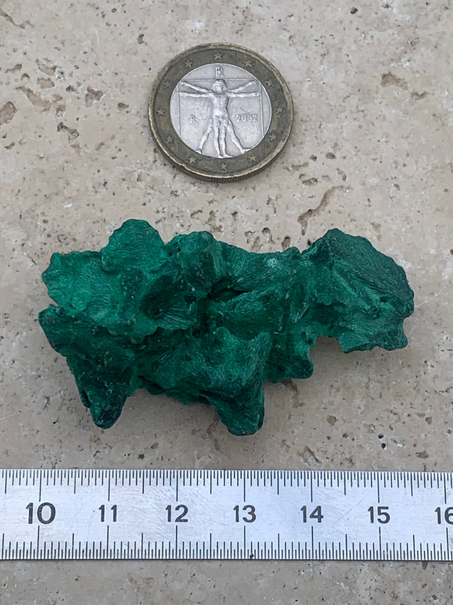 Malachite fibreuse, spécimen brut de 55mm x 30 x 28 - 35,7 grammes. Parfait pour une collection, exposition ou bijouterie, du velour naturel !