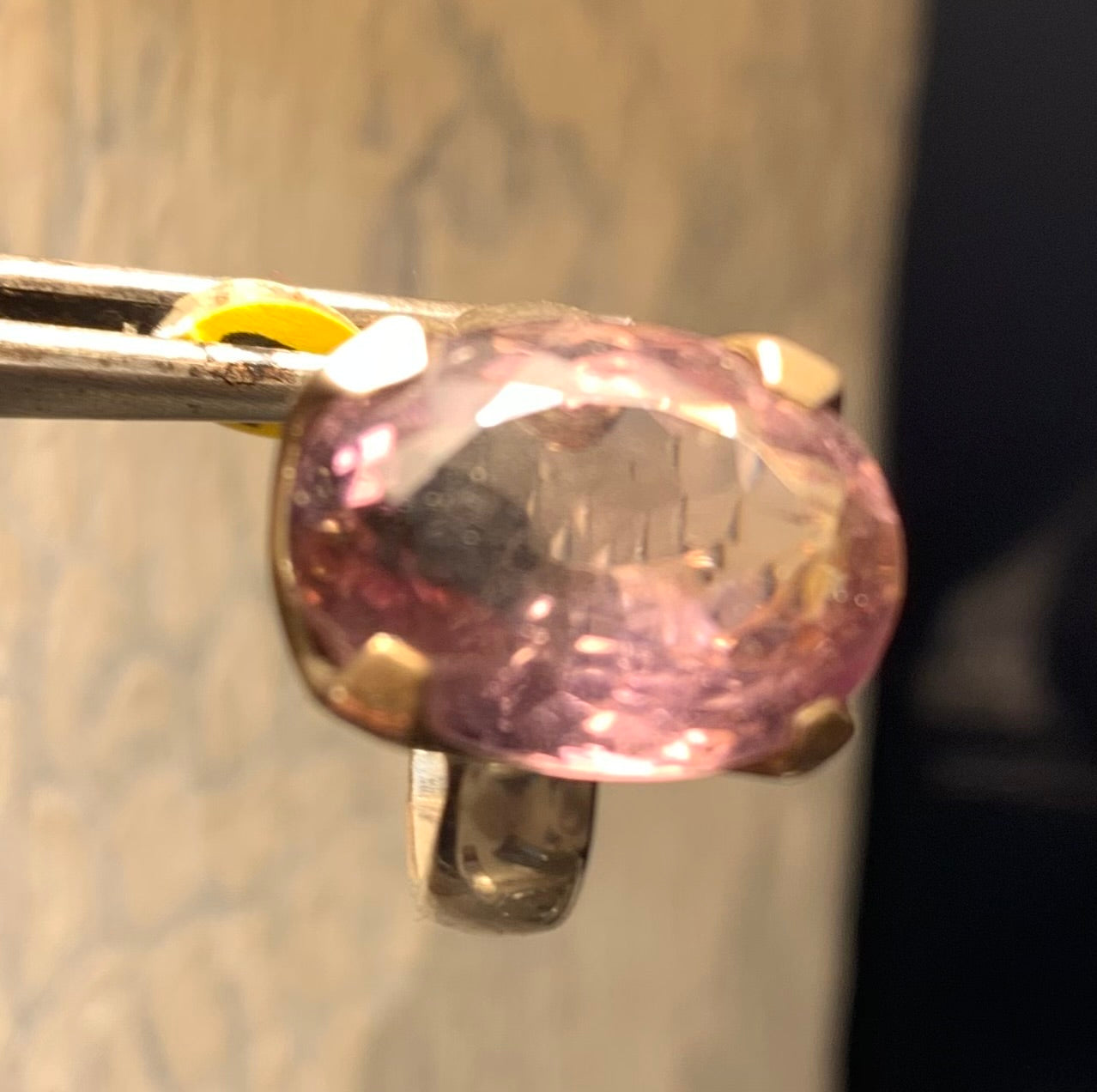 Superbe bague en Améthyste (pierre à facettes), sur monture en métal Argent 0.925 ! Superbe pierre, très belle réalisation. Réglable de 52 à 57 fr !