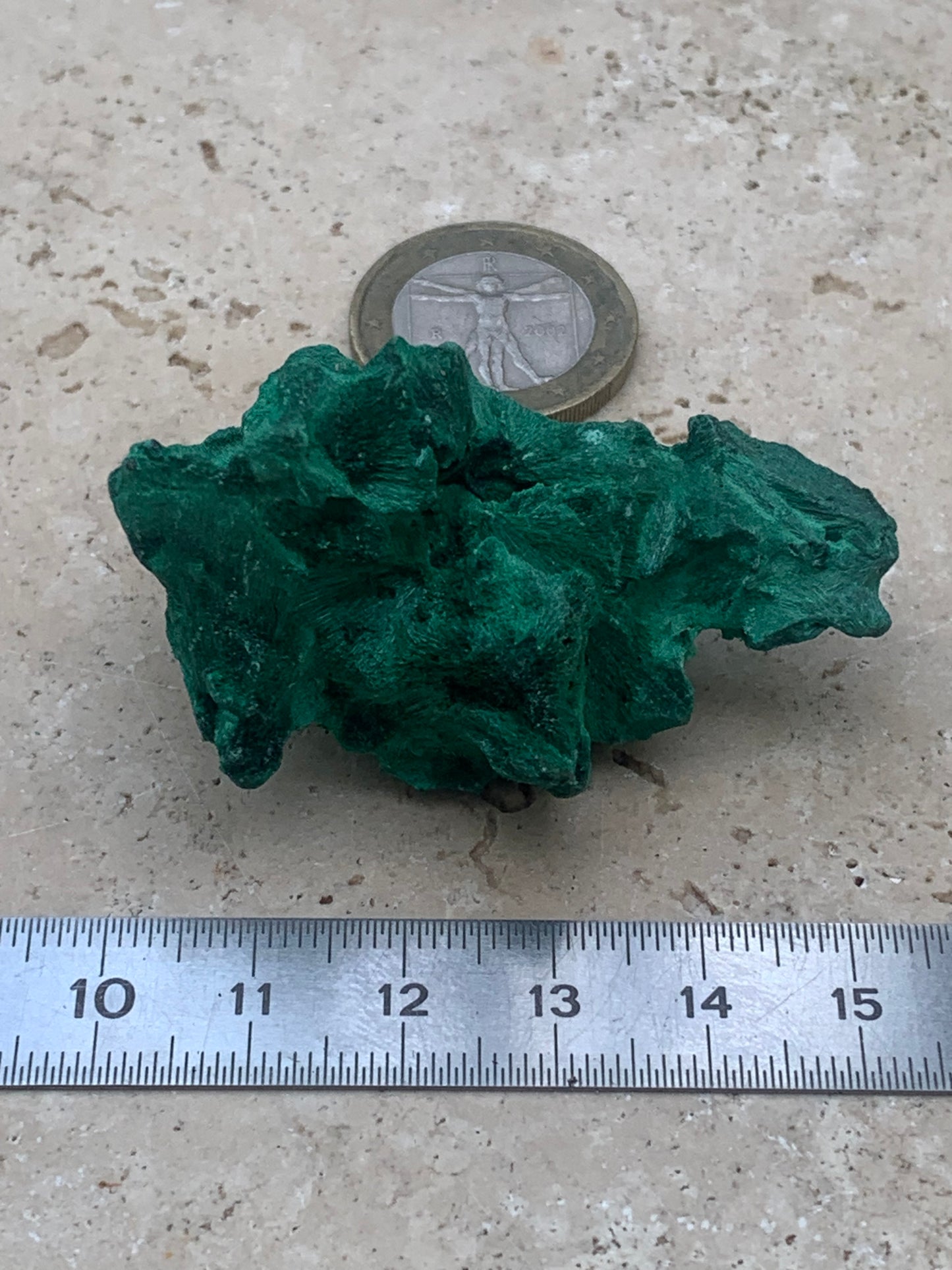 Malachite fibreuse, spécimen brut de 55mm x 30 x 28 - 35,7 grammes. Parfait pour une collection, exposition ou bijouterie, du velour naturel !