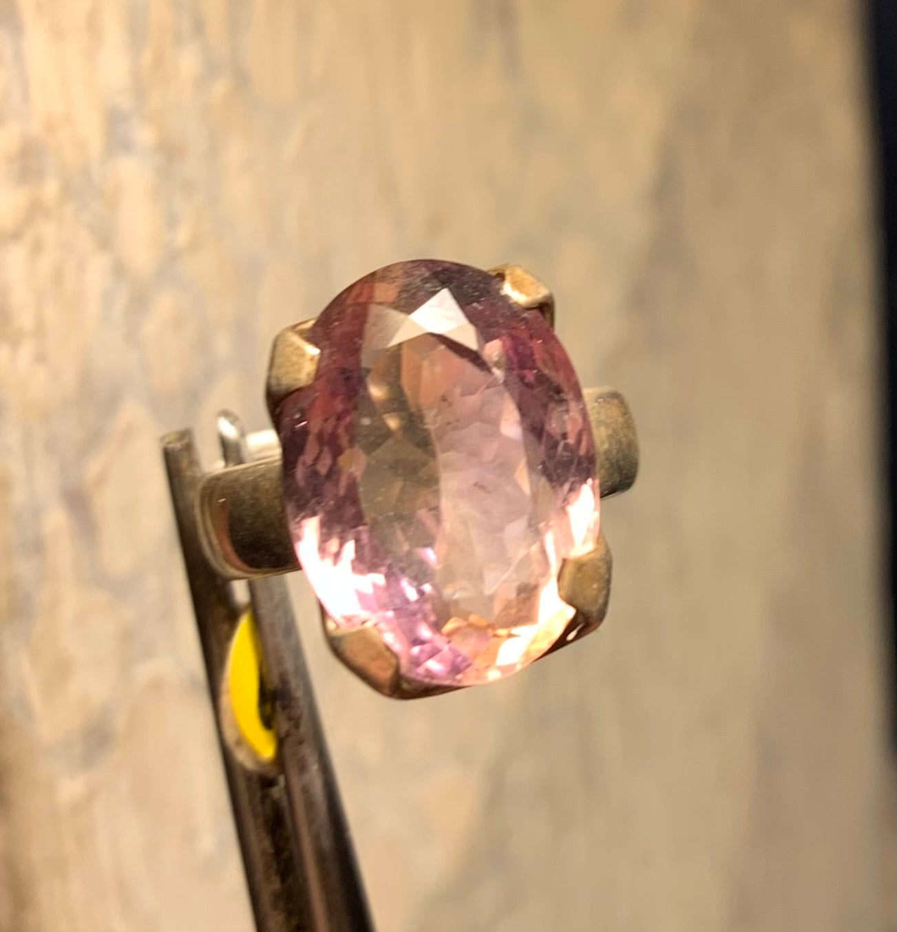 Superbe bague en Améthyste (pierre à facettes), sur monture en métal Argent 0.925 ! Superbe pierre, très belle réalisation. Réglable de 52 à 57 fr !