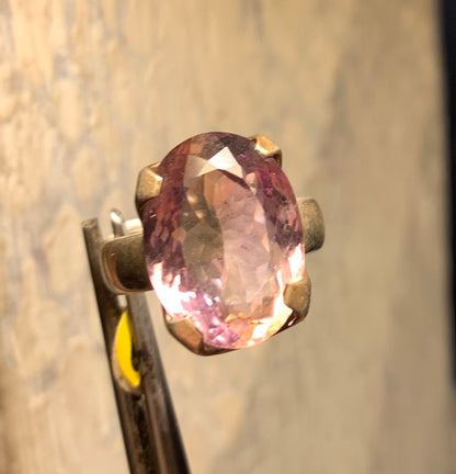 Superbe bague en Améthyste (pierre à facettes), sur monture en métal Argent 0.925 ! Superbe pierre, très belle réalisation. Réglable de 52 à 57 fr !